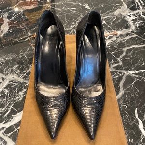 Gucci Woman's Snakeskin Heels with Bamboo Accent - Women's Size 7B in black.